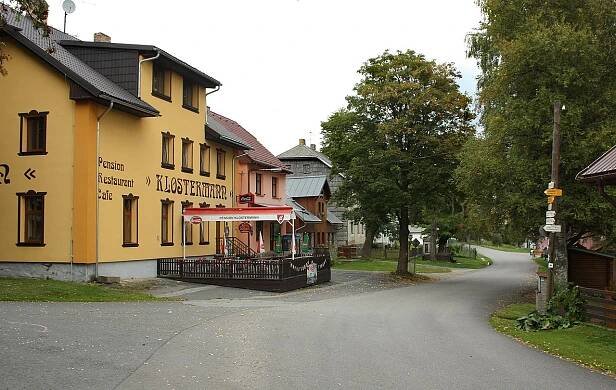 Soubor:Nové Hutě, main street.jpg – Wikipedie