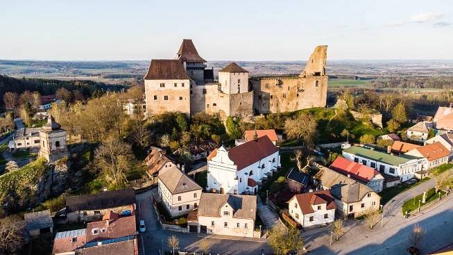 Hrad Lipnice nad Sázavou z dronu. Hašek zde napsal část slavného Švejka