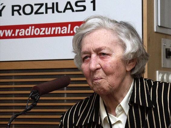 Zemřela 'Černá kronika' z filmu Ať žijí duchové, herečka Věra Tichánková