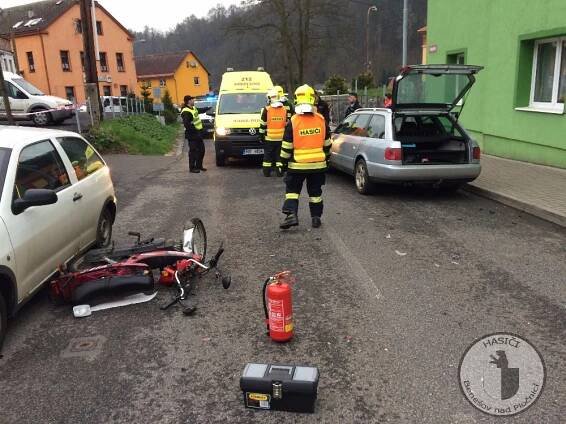 FOTO: Motorkáře musel z Benešova transportovat vrtulník