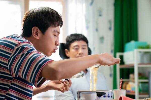 Naeui teukbyeolhan hyeongje - Z filmu - Kwang-soo Lee