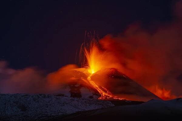 Erupce Etny: Kouř je vidět na kilometry, turisté utíkají do bezpečí
