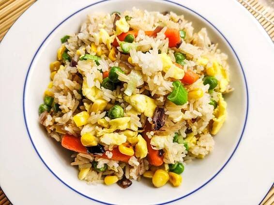 Smažená rýže se zeleninou a vejcem (vegetarian) - Recepty ze sapy