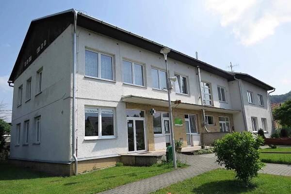 Jakubčovicemi nad Odrou prochází cyklotrasa z Oder do Klokočůvku. V obci jsou k vidění zajímavé objekty.
