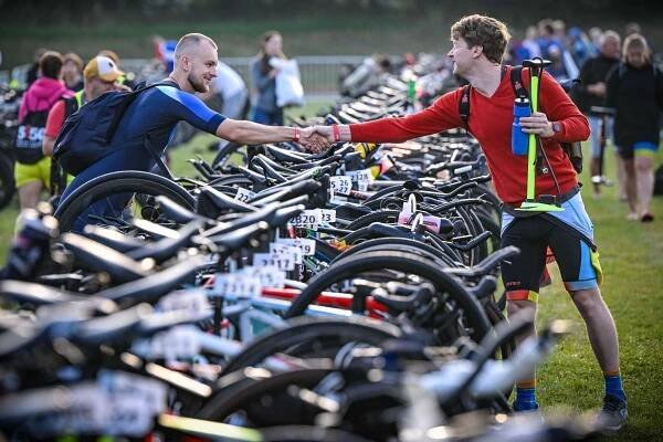 OBRAZEM: Ironman v Hradci přilákal tisíce fanoušků a lámal rekordy | Salonky