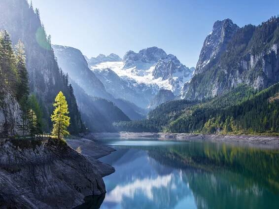 Hoher Dachstein je k vidění od jezera Vorderer Gosausee