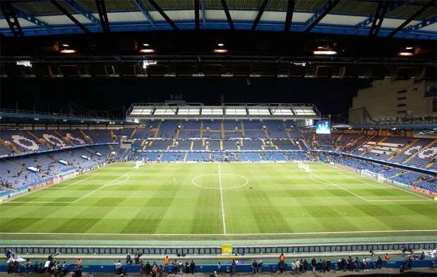 Stamford Bridge – Londýn, Anglie Na místě, kde hraje své zápasy londýnský celek Chelsea, stával stadion už v roce 1877. V devadesátých letech minulého století prošel obrovskou rekonstrukcí a po sedmileté přestavbě se změnil ze širokého oválu na obdélník. Stamford Bridge dnes není jen fotbalovým svatostánkem s kapacitou přibližně 40 tisíc míst, kde při každém utkání panuje fantastická atmosféra. Zahrnuje také dva čtyřhvězdičkové hotely, pět restaurací, konferenční sál, noční klub, podzemní parkoviště, návštěvní a obchodní centrum.