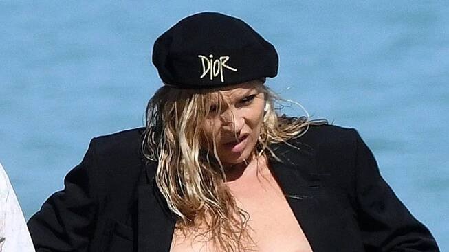 Kate Moss si s nahotou o pauze mezi focením starost nedělala - Super.cz