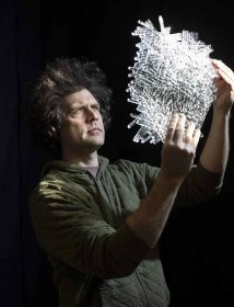 Cloud. Čtyřmetrovou skleněnou uměleckou plastiku vytvořil umělecký ředitel společnosti Lasvit Maxim Velčovský.