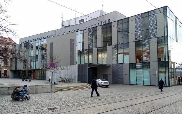 Projděte se kolem starého Prioru v Olomouci. V této aplikaci to stále jde