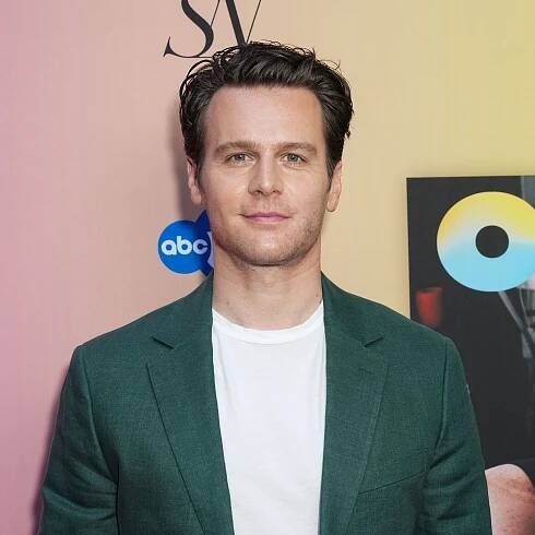 Jonathan Groff Didn’t Want to Spend 7 Years as a “Singing Teenager” on ‘Glee’