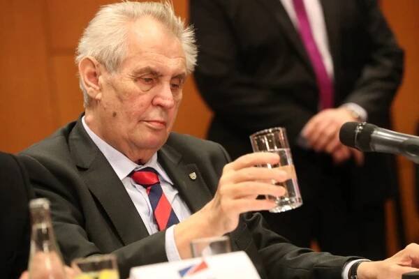 Zemanovci se vrací, prezident souhlasil. Nejedlý vypadl, Nečas střídá Velebu