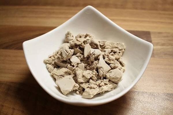 Dro�d�, co� jsou vlastn� slisovan� kvasinky, se i v minulosti pou��valo k p��prav� zdrav�ch, by� pro n�koho m�n� chutn�ch pomaz�nek, ale i do pol�vek, a dokonce k p��prav� samostatn�ch pokrm�. Jedn�m z p��klad� byla n�kdej�� "dro��ov� pochoutka", kdy se dro�d� osma�ilo na p�nvi spolu s n�kolika vejci. Pom�rn� zn�m� jsou ale v sou�asn� dob� sp�e dro��ov� knedl��ky do pol�vky, nahrazuj�c� klasick� j�trov� knedl��ky. M�n� zn�m� jsou u� ale t�eba dro��ov� �kvarky.