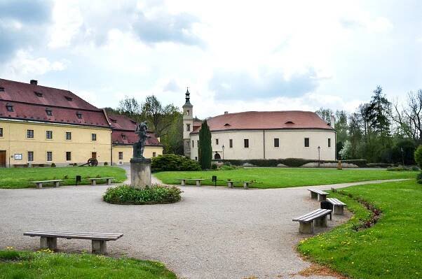 Zámecký park a nádvoří