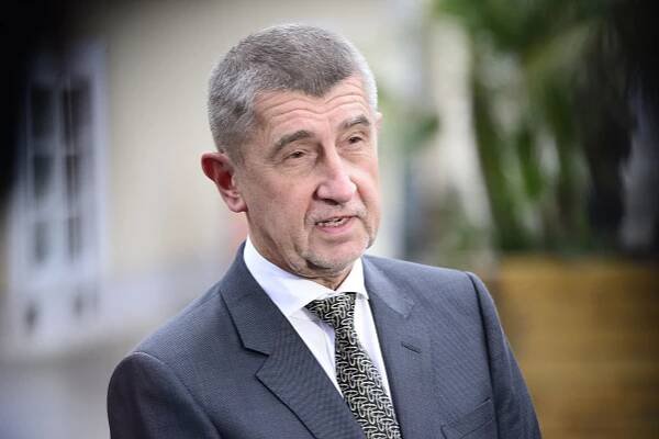 Babiš chce zdanit církevní restituce, komunisté výměnou za to slíbili podpořit menšinovou vládu ANO