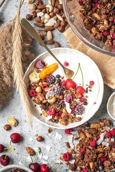 Banánovo-čokoládová granola s oříšky a malinami – MamaChef