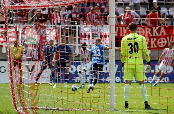 Baráž o F:NL, 2. zápas: FK Viktoria Žižkov - TJ Jiskra Domažlice (na snímku fotbalisté v modrých dresech) 4:0 (3:0).
