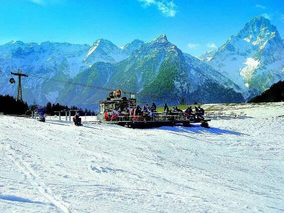 Při stoupání do nejvyššího místa areálu (2000 m n.m.) se naskytnou úchvatné pohledy.