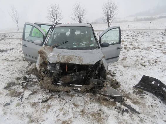 Řidič dostal smyk mezi Valšovem a Bruntálem, při nehodě se zranil