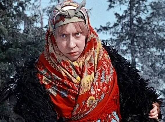 Marfuša (Inna Čurikova) se kvůli své roli setkala s posměchem okolí.   
