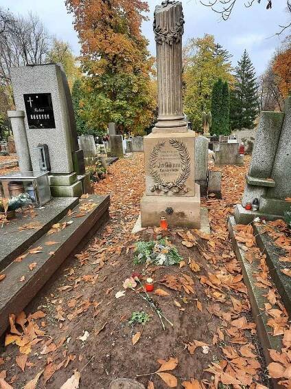 Správce kutnohorského hřbitova Josef Kraus si na Dušičky položením kytky a zapálením svíčky uctil památku zde pochovaných významných osobností.