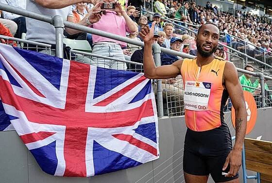 Britský čtvrtkař Matthew Hudson-Smith slaví na mítinku v Oslu evropský rekord.