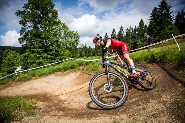Filip Konečný a Jan Zatloukal ve fotogalerii z IZOMAT ČP MTB Bedřichov | Sportovní klub cyklistů Praha