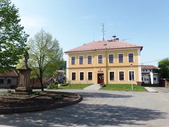 Soubor:Provodov, škola (1).jpg