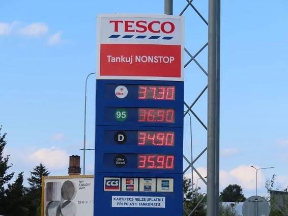 Ceny benzínu a nafty klesají, podívejte se, za kolik natankujete na Táborsku