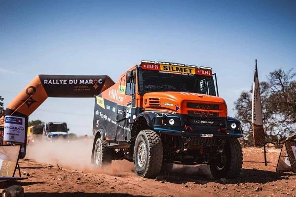 Oranžový kamion Iveco si v Maroku poradil s nástrahami náročné soutěže