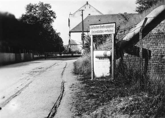 Výstava ukazuje tváře z terezínského ghetta, můžete pomoci s pátráním
