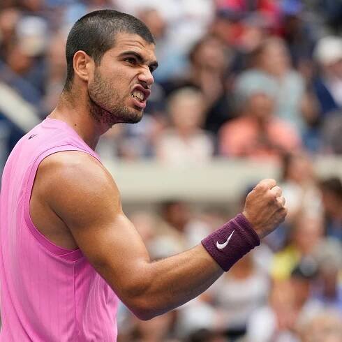 Carlos Alcaraz ballt im Match gegen Novak Djokovic nach dem Gewinn des zweiten Satzes die Faust.