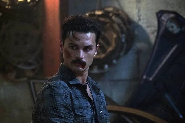 Přísaha - Betrayal - Z filmu - Michael Malarkey