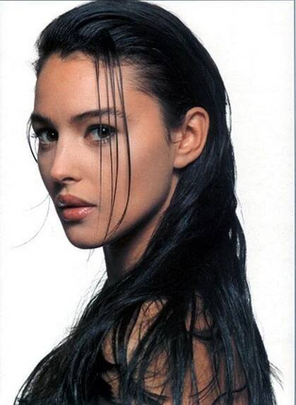Stunning Photos of Young Monica Bellucci in the 1980s - Rare Historical Photos