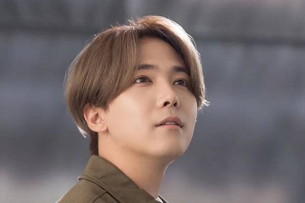FTISLAND’s Lee Hong Ki Enlists In The Military