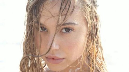 GALERIE 18+: Modelka Alexis Ren nafotila žhavé snímky z pláže. Je na nich úplně nahá!