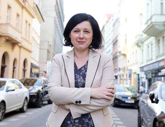 Nejvlivnější Češkou je Jourová, tvrdí Forbes. Schillerová se výrazně propadla