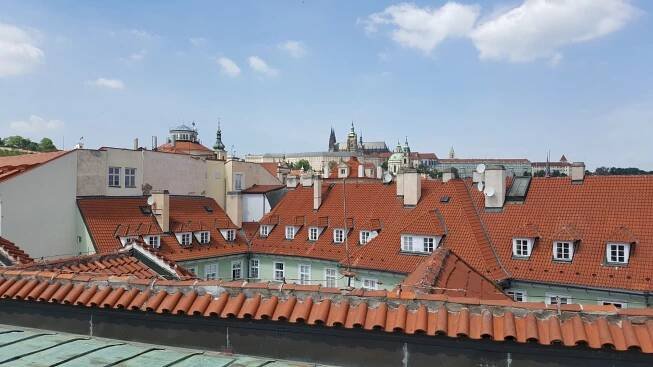 Pohled k Hradu ze střechy tělocvičné budovy | foto: Jolana Nováková