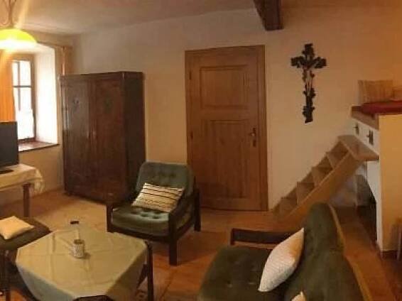 sednice s kachlovými kamny v původní chalupě U Krajánků - k pronajmutí Skály - foto 8