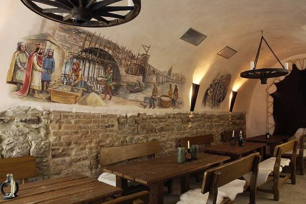 Středověká Praha – malby na zdi v restauraci
