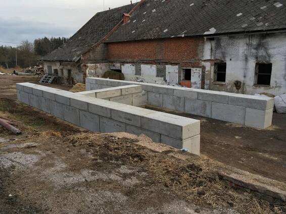 Podezdívka pod plachtovou halu - Horní Kalná