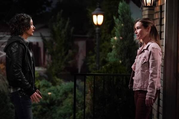 Sara Gilbert, Danielle Harris - The Conners - An Old Dog, New Tricks and a Ticket to Ride - Z filmu