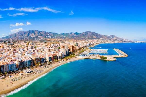 panoramatický pohled na městskou pláž a přístav fuengirola - fuengirola - stock snímky, obrázky a fotky
