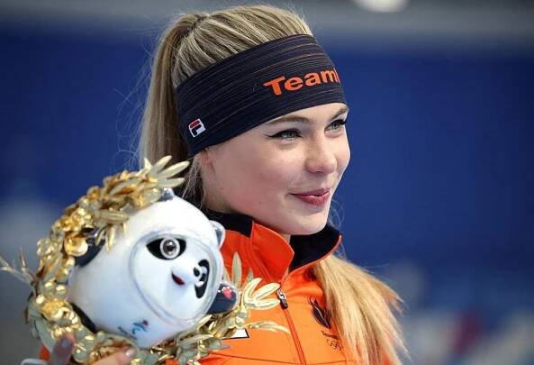 Miss olympiády? Blonďatá kráska asi nemá konkurenci. Brala stříbro, překvapila na tribuně