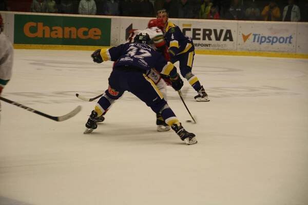 FOTO a VIDEO: Derby mezi Jestřáby a Draky rozhodl hattrickem oslavenec Ostřížek