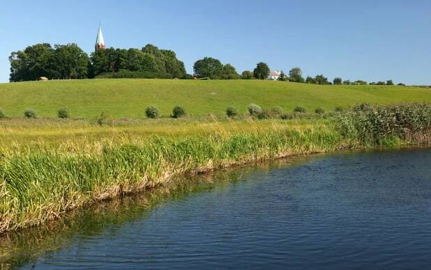 Das Recknitztal mit Fluss und Wiese