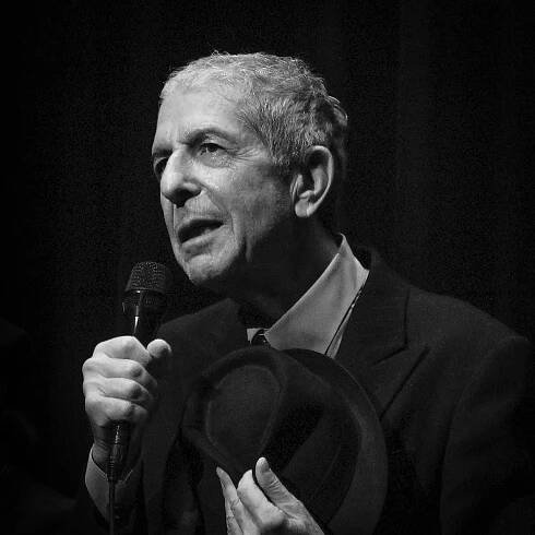 Soubor:Leonard Cohen concert of the 2008 tour.jpg – Wikipedie