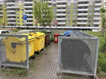 Od ledna příštího roku budou muset všechna města a obce separovat gastroodpad od komunálního odpadu. Někde už mají náskok. Na snímku sídliště Olomouc-Povel, květen 2022