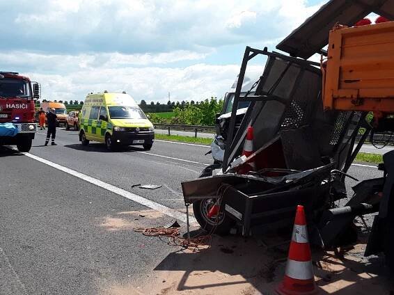 Nehoda dodávky a auta silničářů zablokovala dálnici D8 u Dušníků