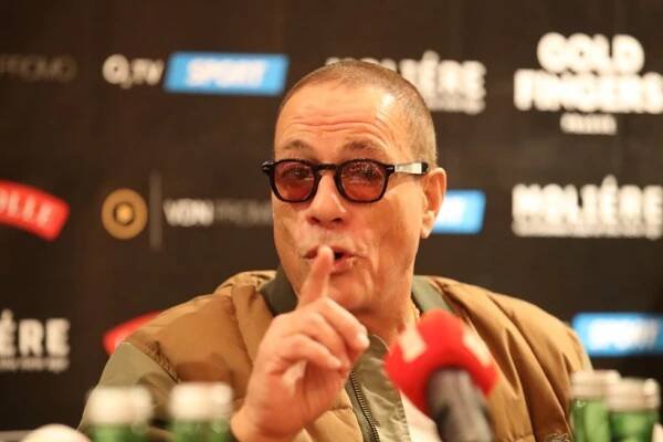 Jean-Claude Van Damme (63) v Praze: Úsměvy, podpisy a nadšení z obrazu!